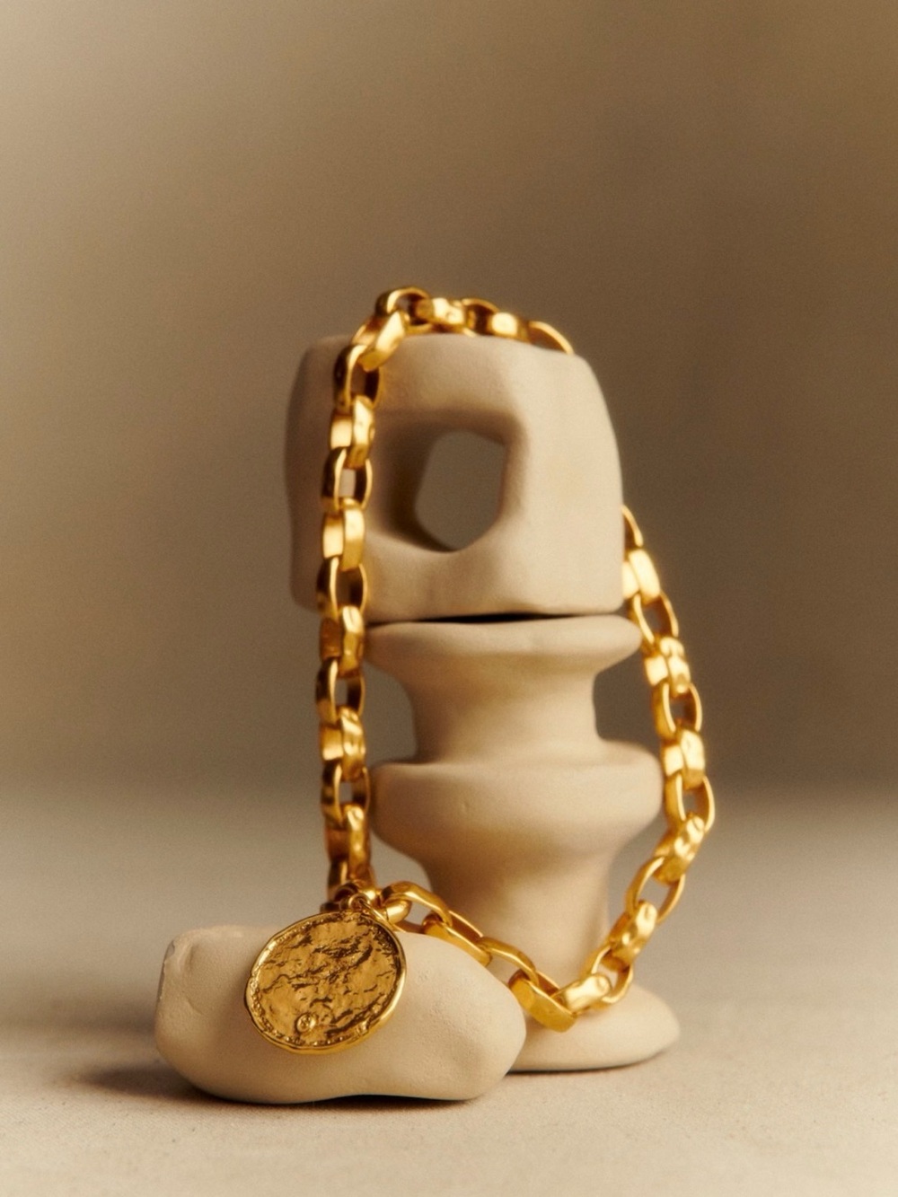 NWOT Sézane Joseph Necklace Gold Chunky Chain Necklace with Coin Pendant - Picture 4 of 7